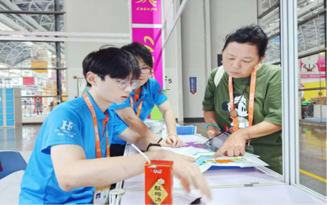 公司志愿者在第21届中国-东盟博览会服务 公司志愿者在第21届中国-东盟博览会服务