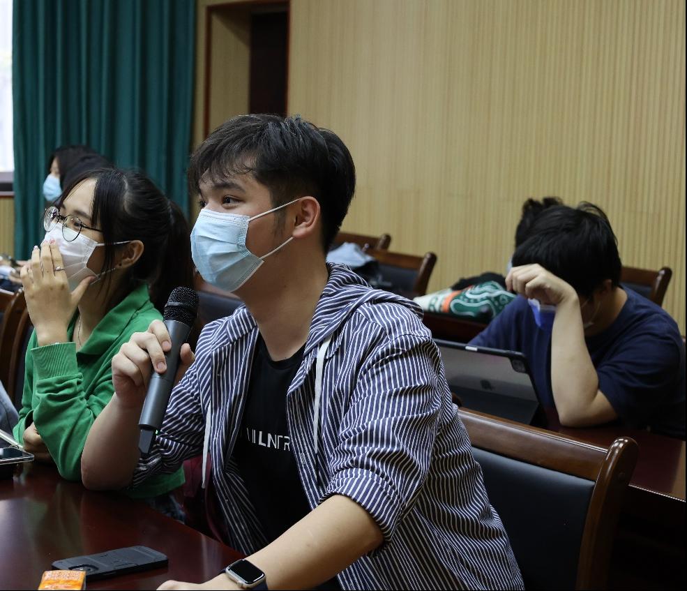 (同学们积极提问) (同学们积极提问)
