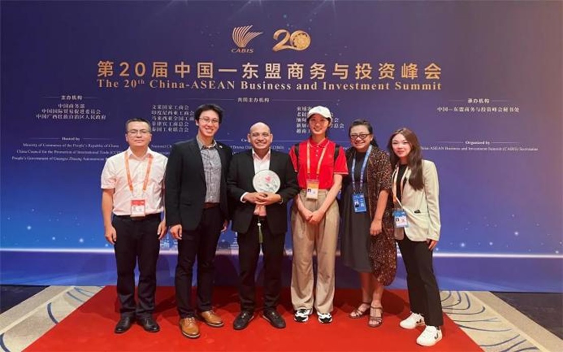 公司志愿者(右三)与第20届中国东盟-博览会印尼代表团合照 公司志愿者(右三)与第20届中国东盟-博览会印尼代表团合照